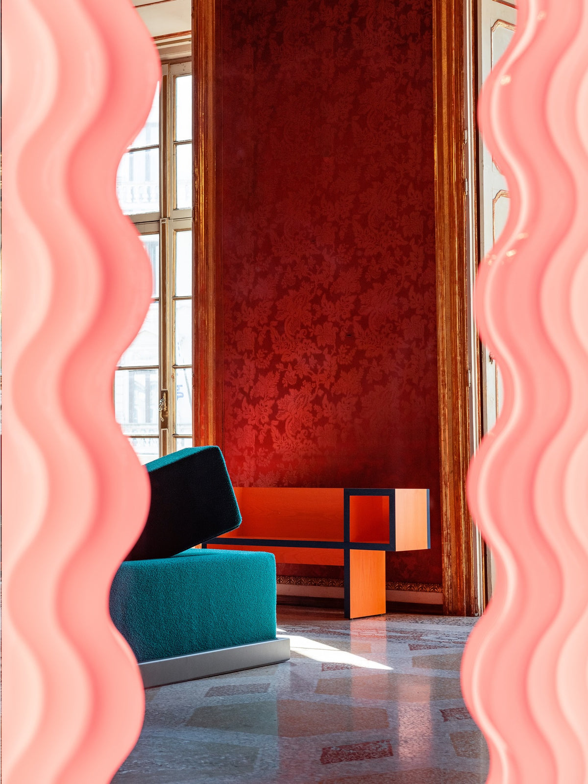 Miroir Ultrafragola de Ettore Sottsass - Poltronova-allumé, en situation dans un salon aux murs rouges-The Woods Gallery