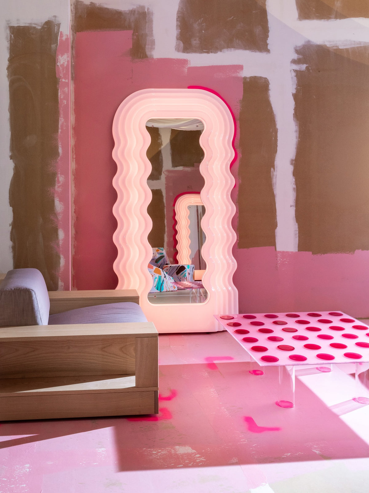 Miroir Ultrafragola de Ettore Sottsass - Poltronova-allumé, en situation dans une pièce aux murs roses-The Woods Gallery