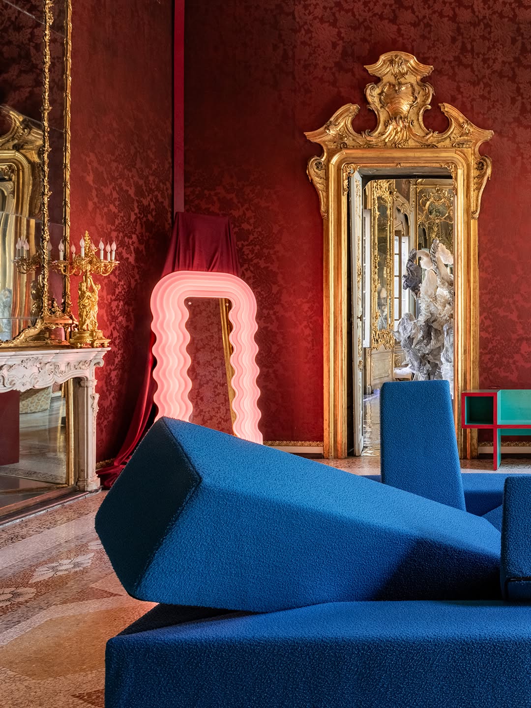 Miroir Ultrafragola de Ettore Sottsass - Poltronova-allumé, en situation dans un palais, près d&