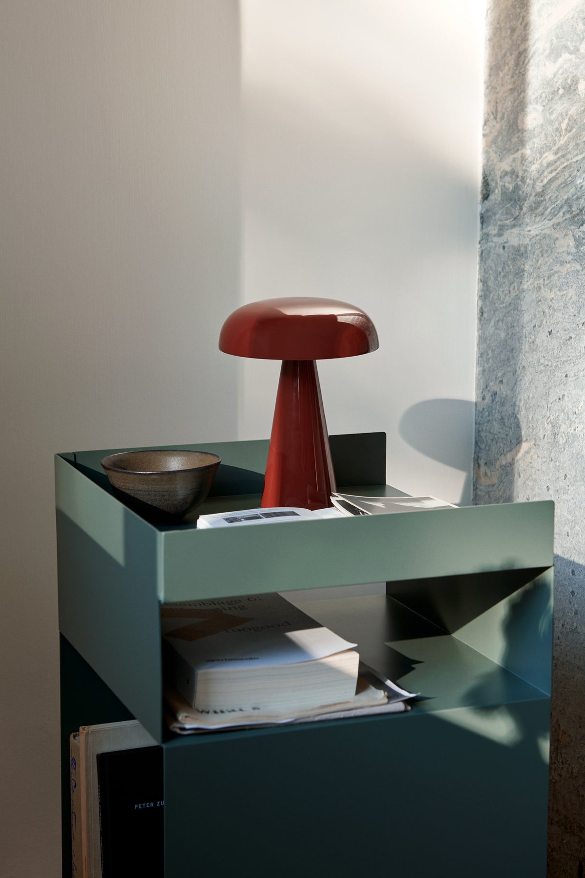 Lampe de table Como SC53 de Space Copenhagen - &amp;Tradition-en situation sur le caisson Rotate SC73-The Woods Gallery