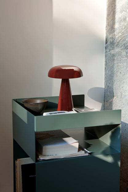 Lampe de table Como SC53 de Space Copenhagen - &amp;Tradition-en situation sur le caisson Rotate SC73-The Woods Gallery
