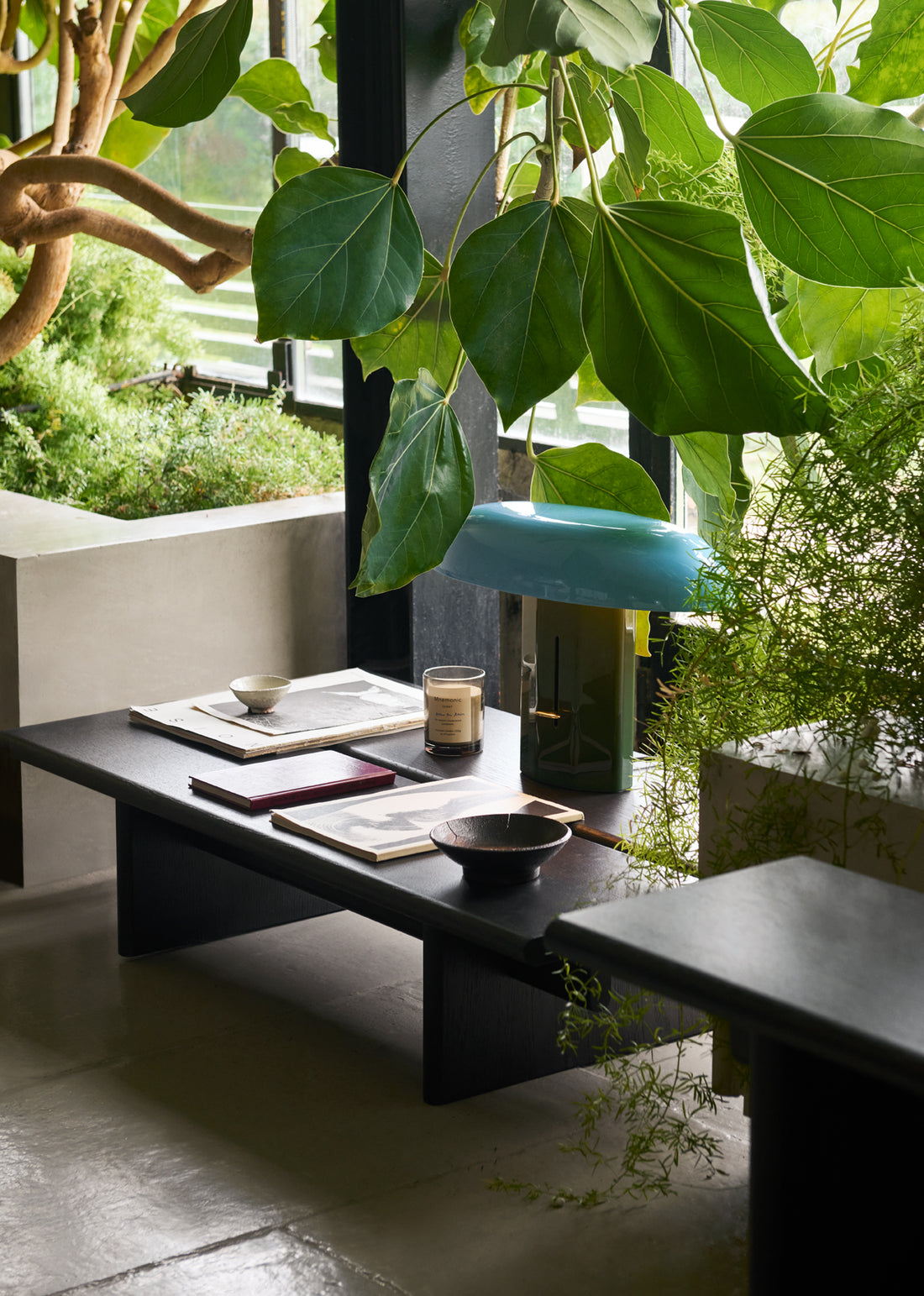 Lampe de table Montera JH42 de Jaime Hayon - &amp;Tradition-en situation sur une table basse-The Woods Gallery