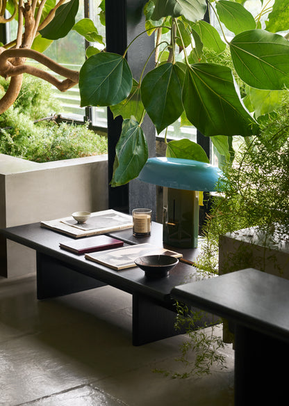 Lampe de table Montera JH42 de Jaime Hayon - &amp;Tradition-en situation sur une table basse-The Woods Gallery