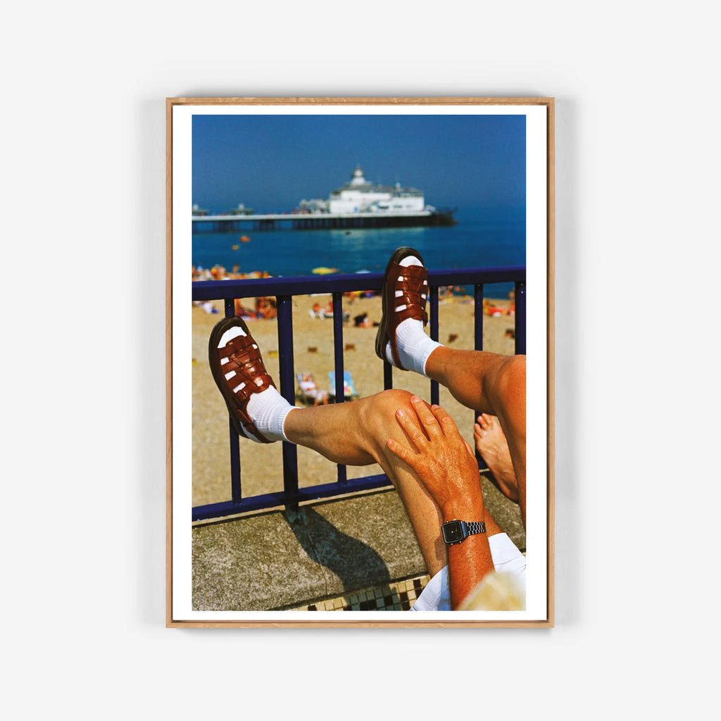Affiche EASTBOURNE par Martin Parr - The Wrong Shop-Cadre de plateau en chêne-The Woods Gallery