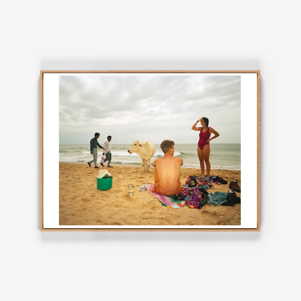 Affiche GOA "Small World" par Martin Parr - The Wrong Shop-Cadre chêne-The Woods Gallery