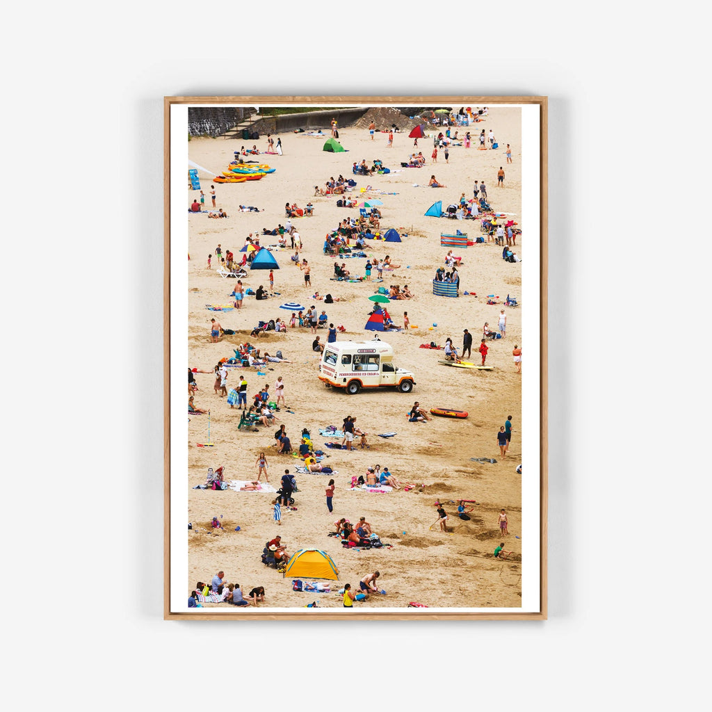 Affiche TENBY "Beach Therapy" par Martin Parr - The Wrong Shop-Cadre chêne-The Woods Gallery
