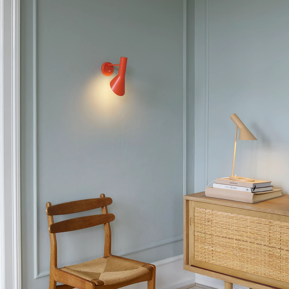 Applique murale AJ - Avec câble de Arne Jacobsen - Louis Poulsen-Bleu poussiéreux-Avec câble-The Woods Gallery