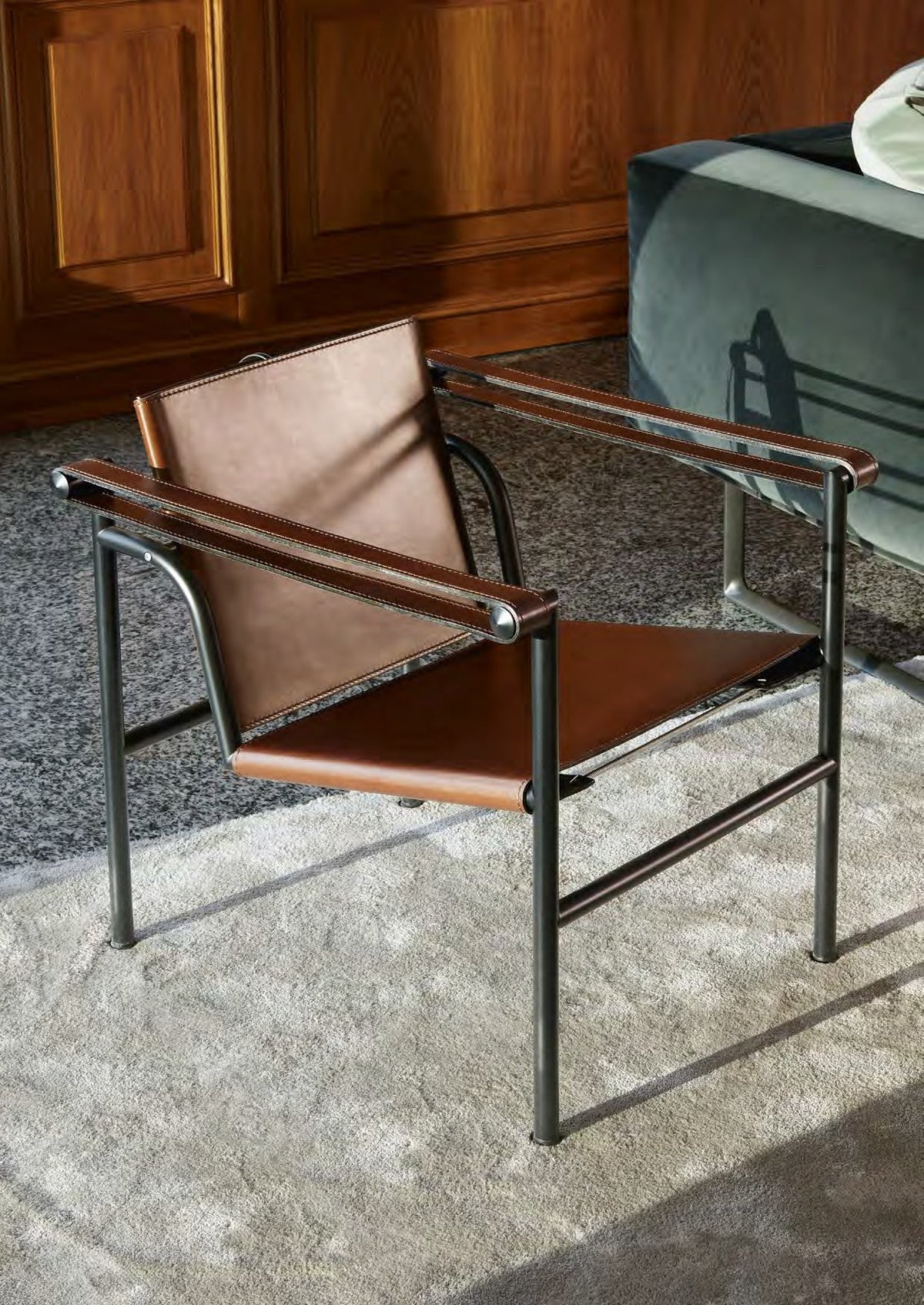 Fauteuil 1 (LC1) de Le Corbusier, Jeanneret, Perriand - Cassina-ambiance catalogue Cassina 2026-The Woods Gallery