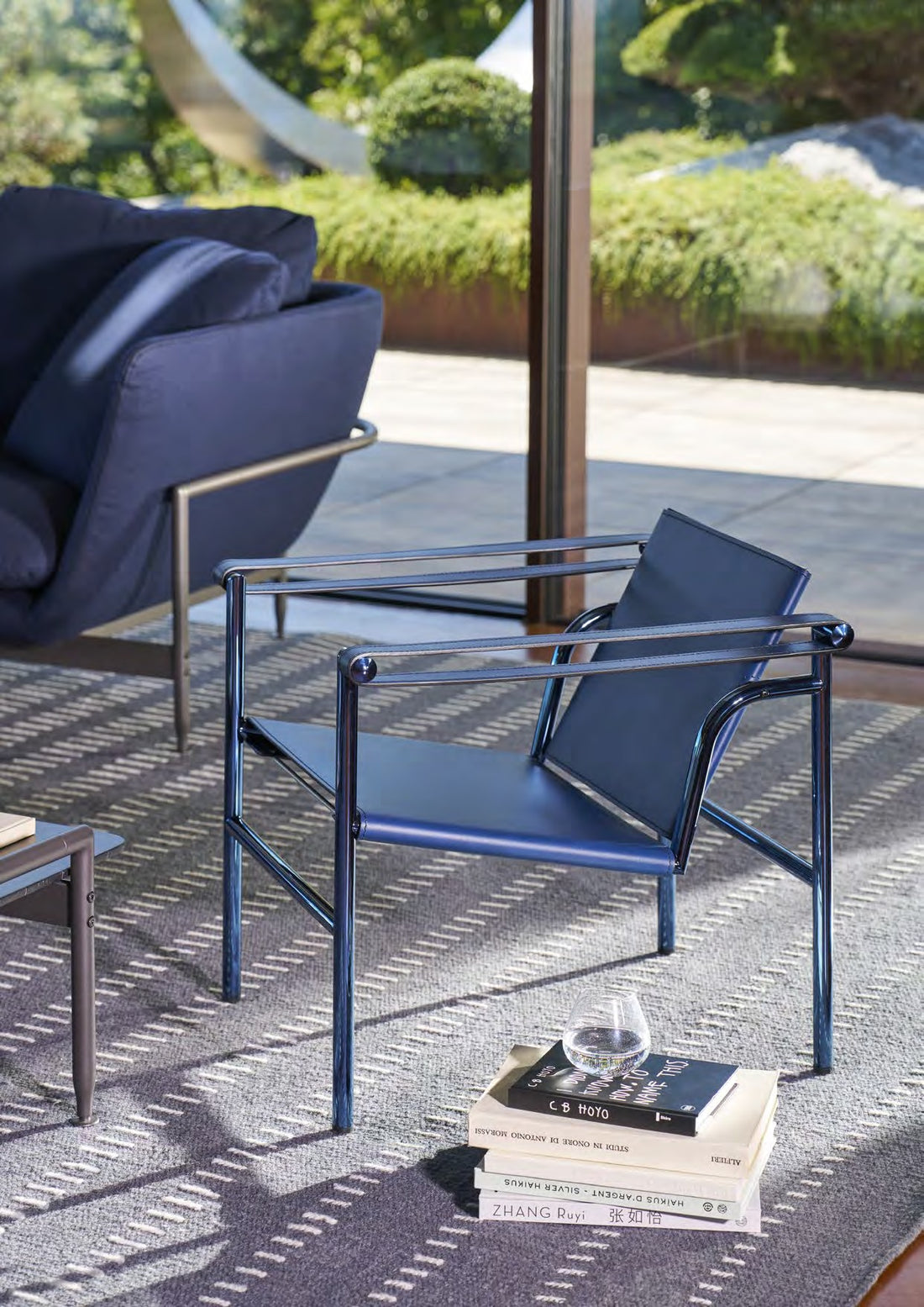 Fauteuil 1 dossier basculant (LC1) édition 60 ans - Cassina-ambiance catalogue Cassina 2026-The Woods Gallery