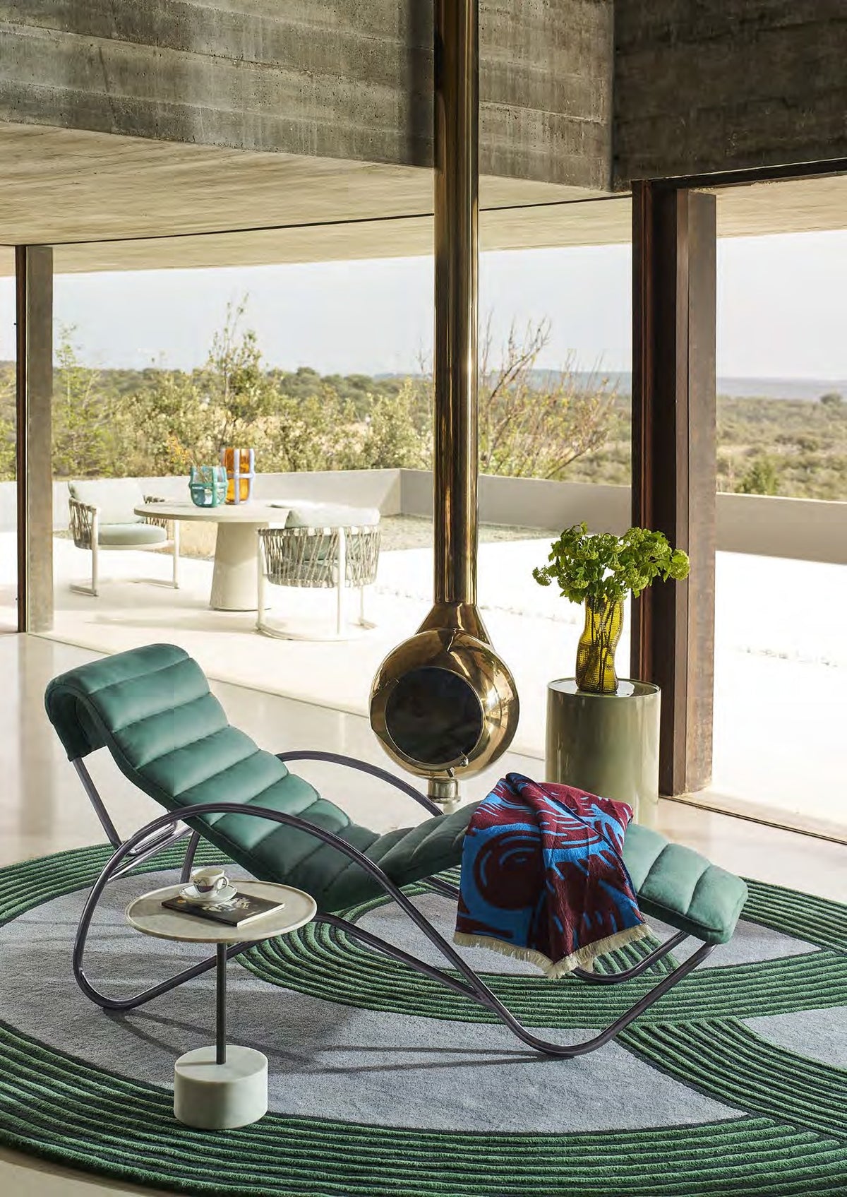 Chaise longue 546 Indochine de Charlotte Perriand - Cassina-ambiance catalogue Cassina 2026-The Woods Gallery