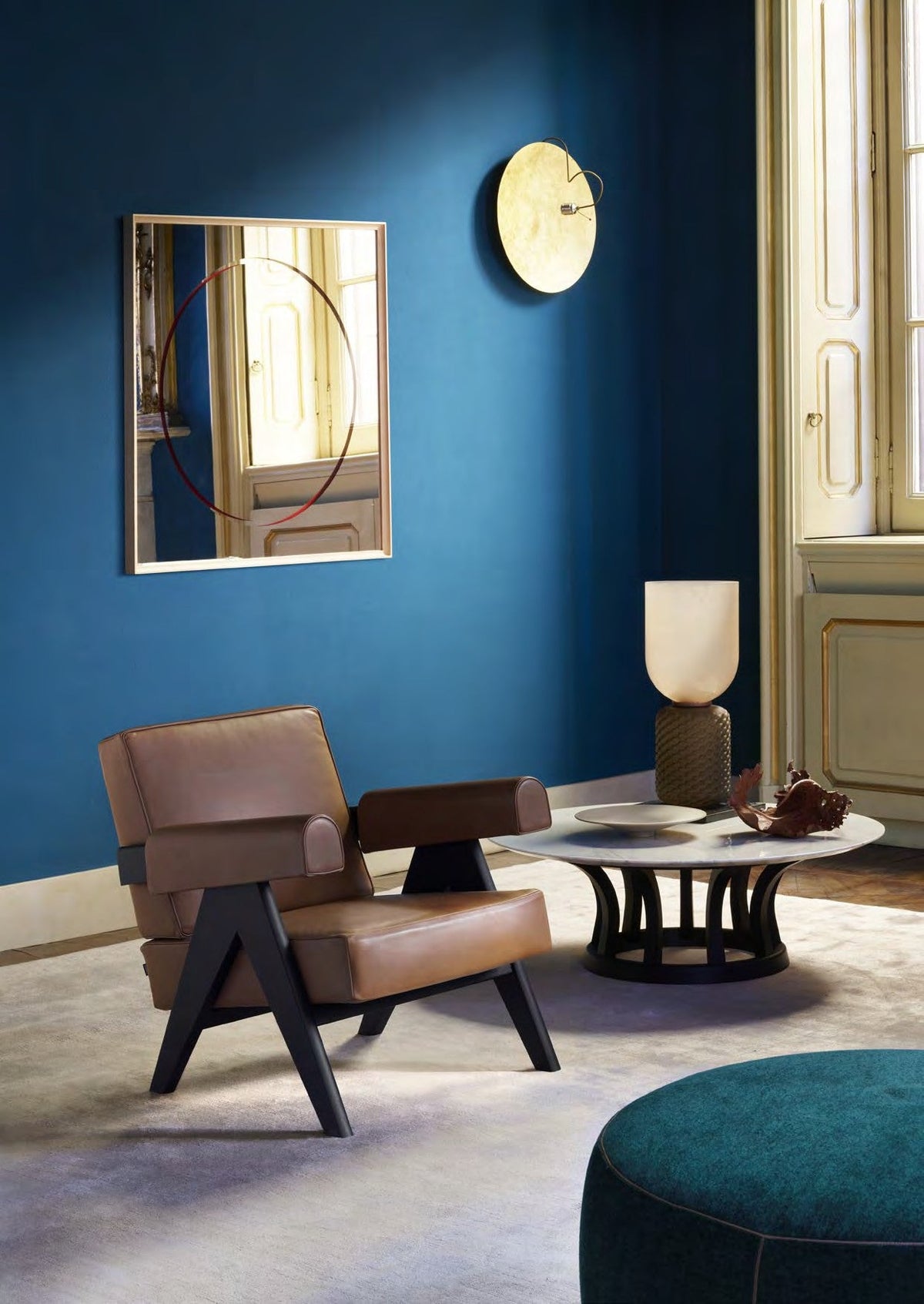 Fauteuil 053 Capitol Complex de Pierre Jeanneret - Cassina-ambiance catalogue Cassina 2026-The Woods Gallery