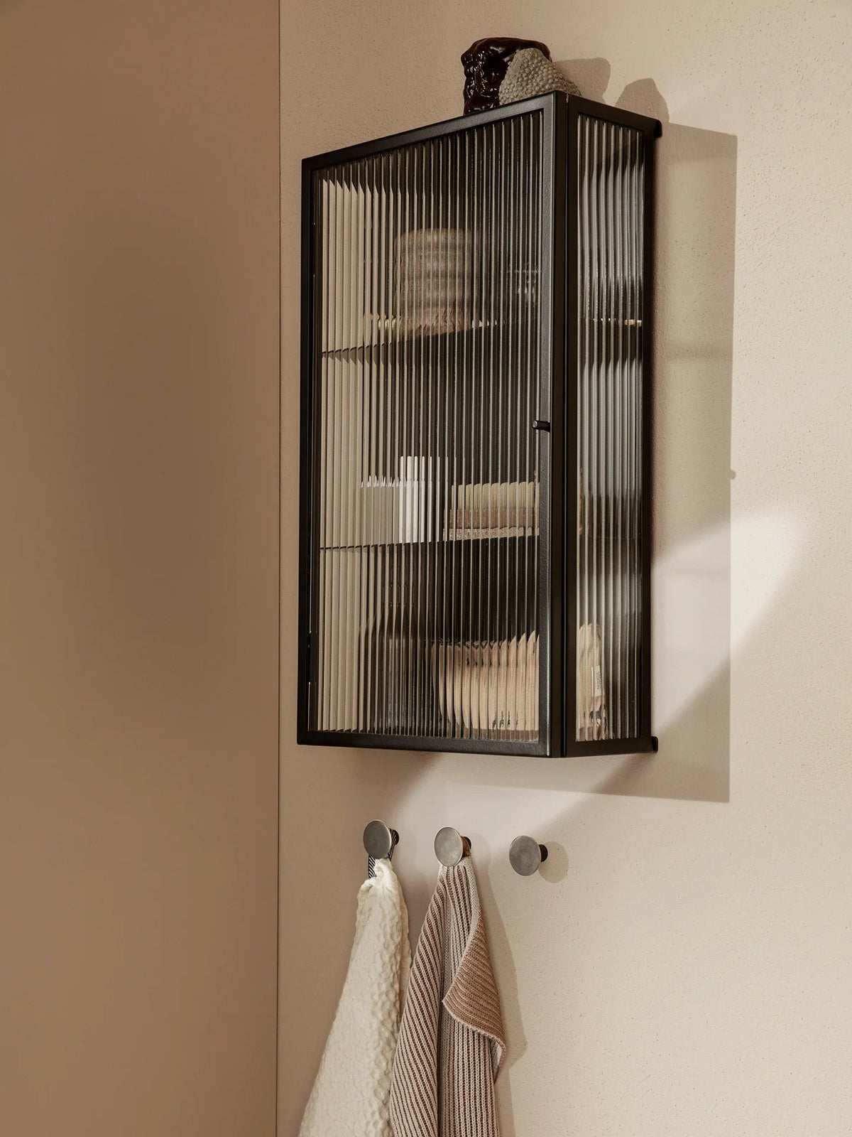 Armoire murale Haze verre à anches - Ferm Living-Noir-The Woods Gallery