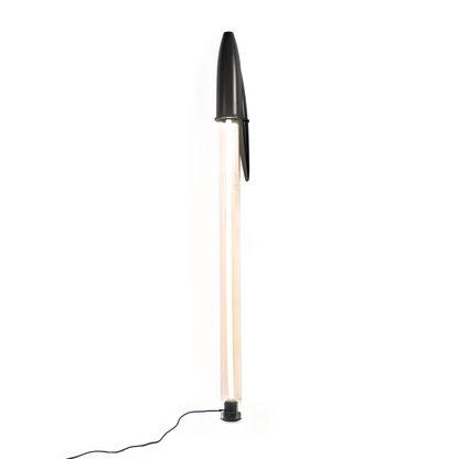 Lampe stylo BIC de Mario Paroli - Seletti-Noir, vue verticale sur fond blanc-The Woods Gallery