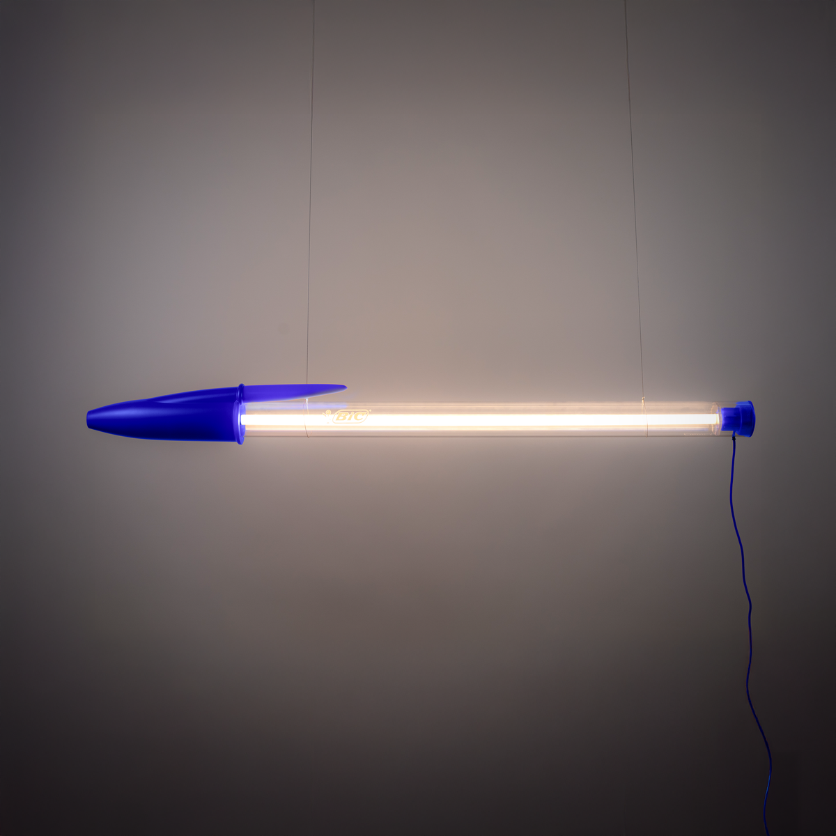 Lampe stylo BIC de Mario Paroli - Seletti-bleue allumée, à l&