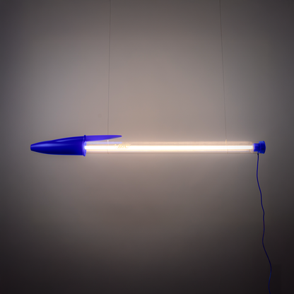 Lampe stylo BIC de Mario Paroli - Seletti-bleue allumée, à l&
