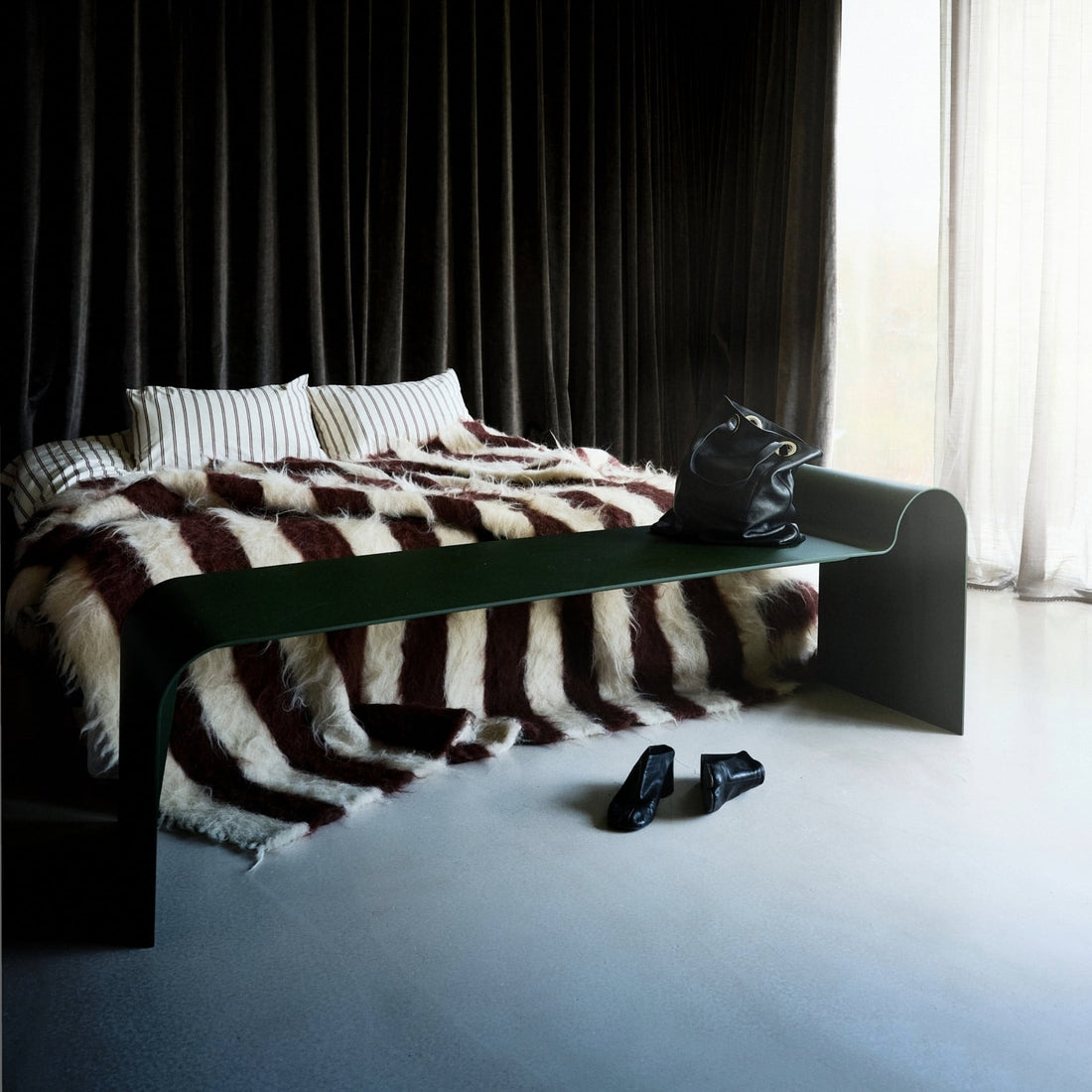 Banc Eclipse de Garnier &amp; Pingree - Petite Friture-en situation, intérieur-The Woods Gallery