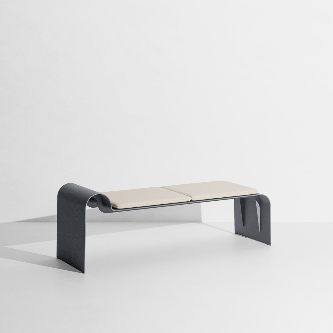 Banc Eclipse de Garnier &amp; Pingree - Petite Friture-structure Gris pierre, coussin Patio-The Woods Gallery