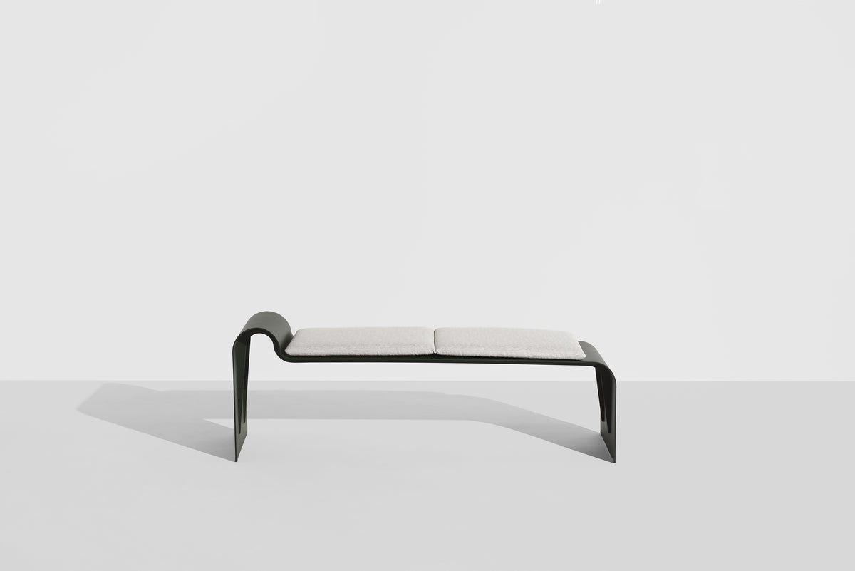 Banc Eclipse de Garnier &amp; Pingree - Petite Friture-structure Vert bouteille, coussin Beda, vue de face-The Woods Gallery