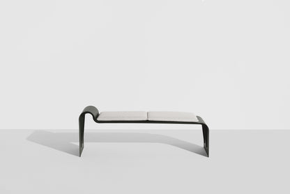 Banc Eclipse de Garnier &amp; Pingree - Petite Friture-structure Vert bouteille, coussin Beda, vue de face-The Woods Gallery