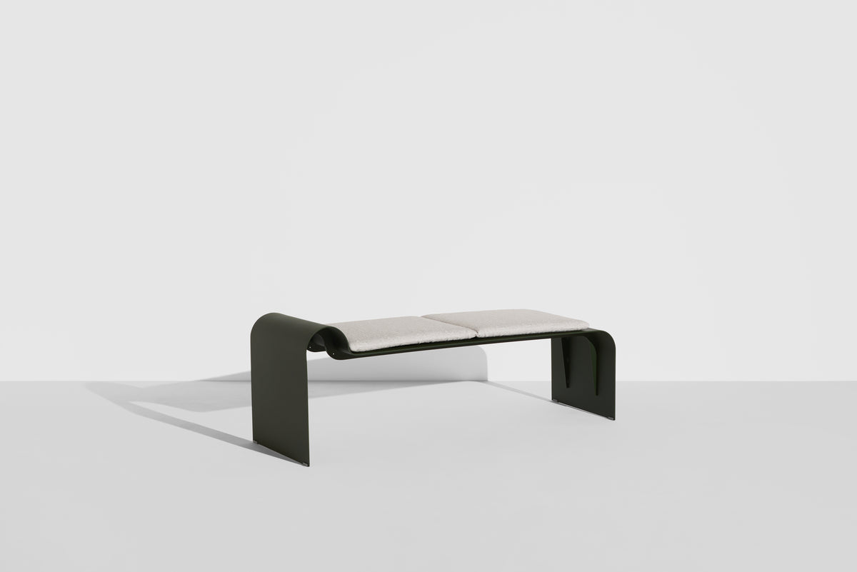Banc Eclipse de Garnier &amp; Pingree - Petite Friture-structure Vert bouteille, coussin Beda, vue trois quarts-The Woods Gallery