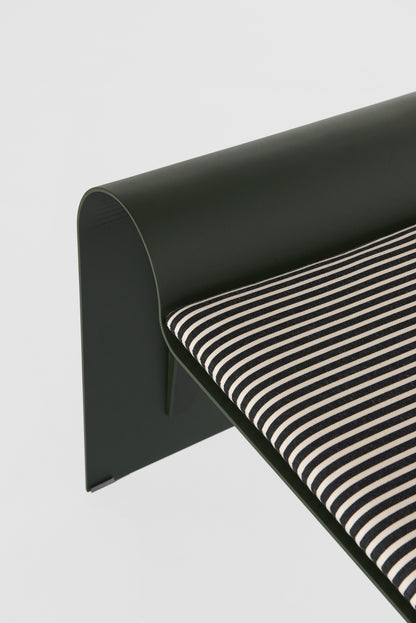 Banc Eclipse de Garnier &amp; Pingree - Petite Friture-structure Vert bouteille, coussin Strange Loves, détail-The Woods Gallery