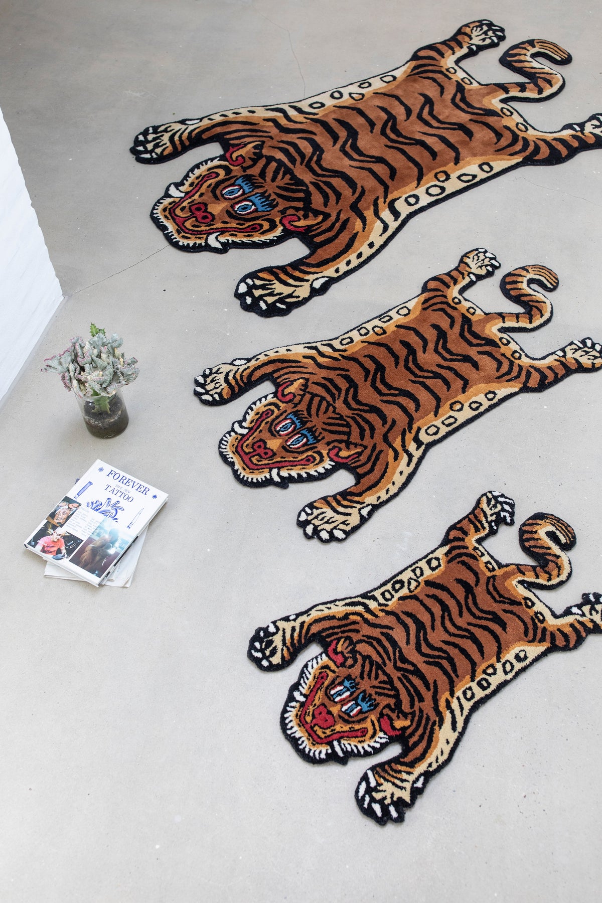 Tapis Tiger - Bongusta-les trois tailles posées au sol côte à côte-The Woods Gallery