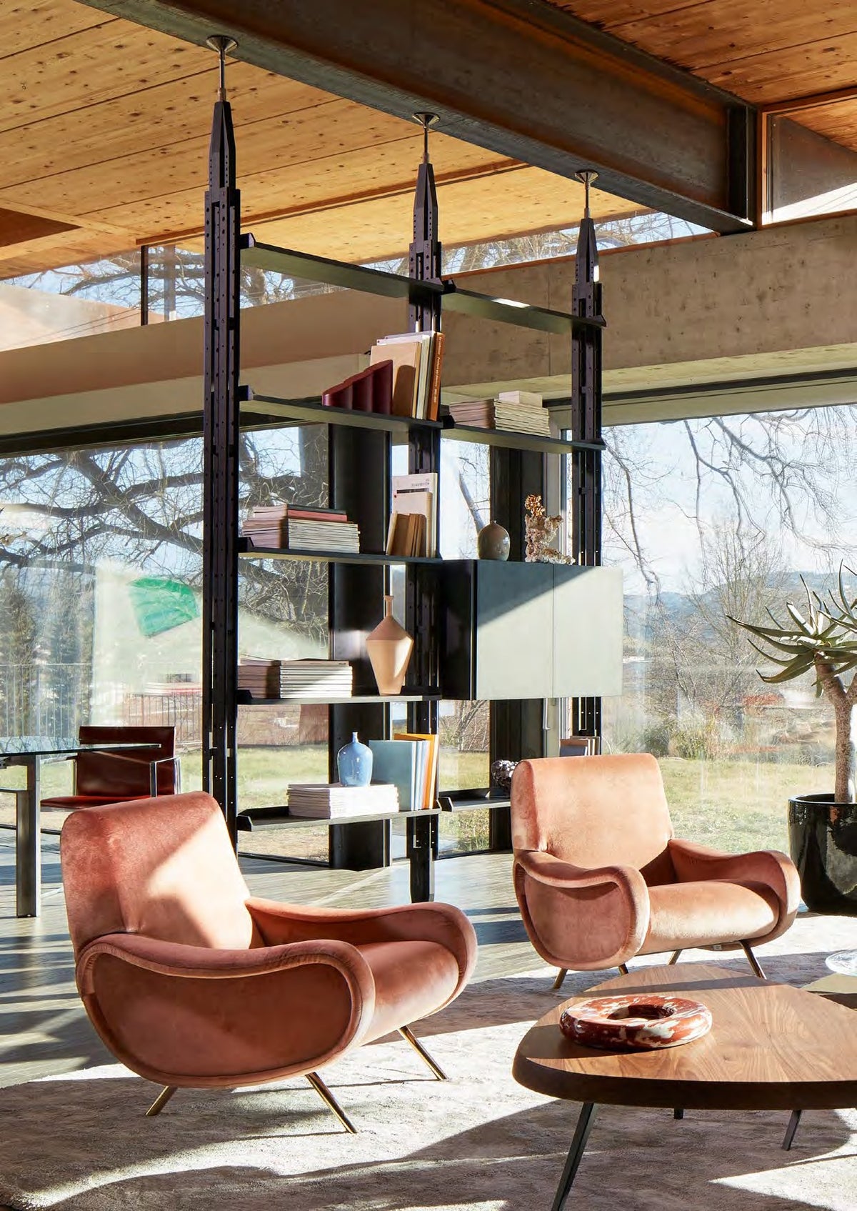 Bibliothèque 835 Infinito de Franco Albini - Cassina-ambiance catalogue Cassina 2026 (vue 2)-The Woods Gallery