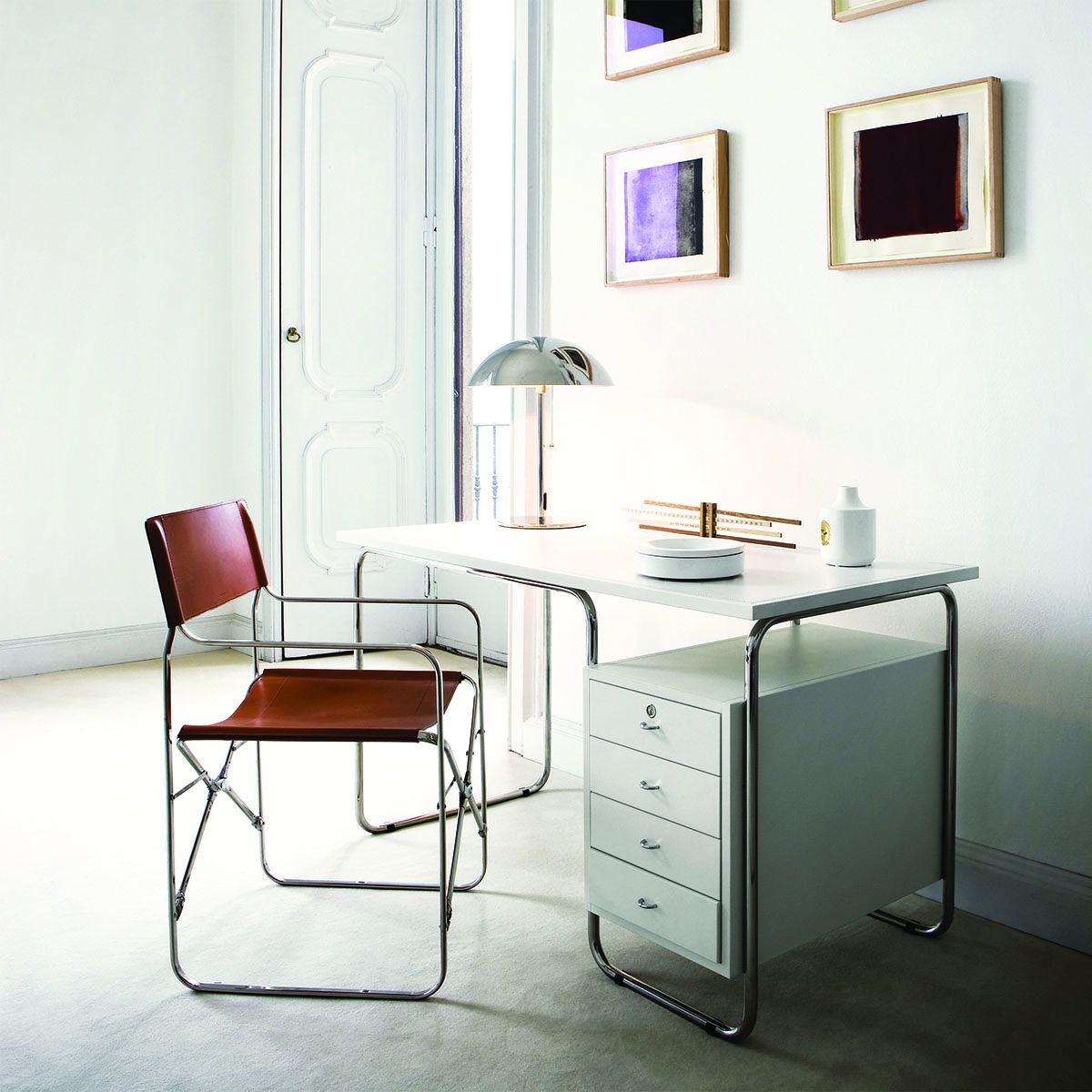 Bureau Comacina L 130 cm par Piero Bottoni - Zanotta-en situation dans une pièce claire, chaise de cuir-The Woods Gallery