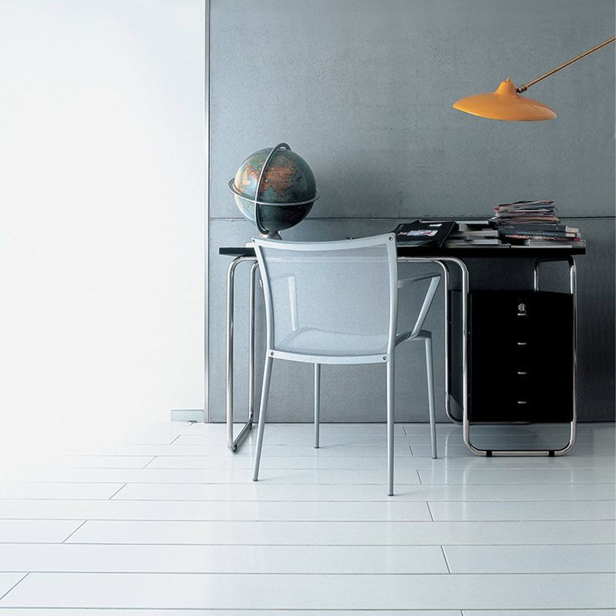 Bureau Comacina L 130 cm par Piero Bottoni - Zanotta-en situation avec un globe et une chaise blanche-The Woods Gallery