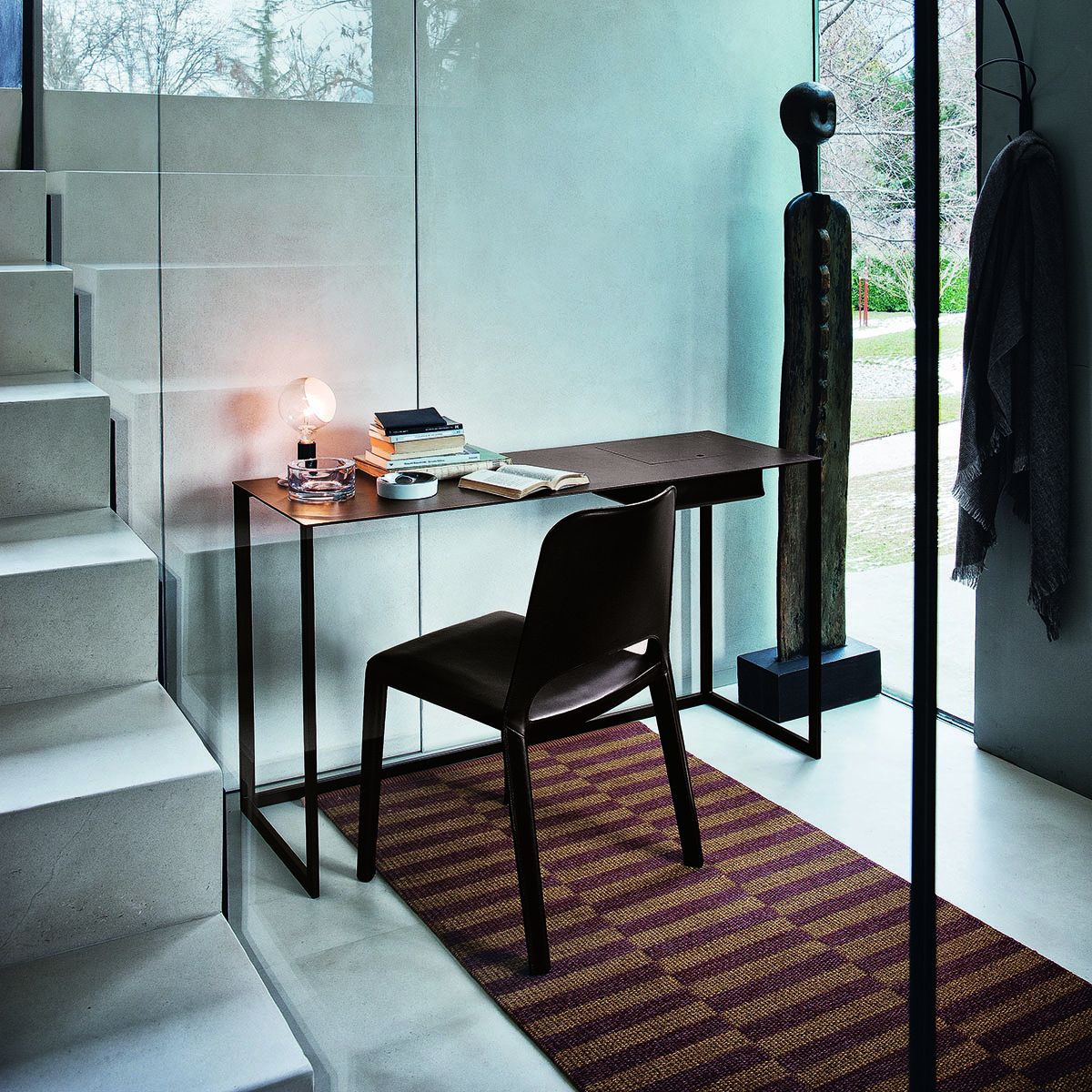Bureau-Console Calamo L 130 cm par Gabriele Rosa - Zanotta-en situation devant une baie vitrée-The Woods Gallery