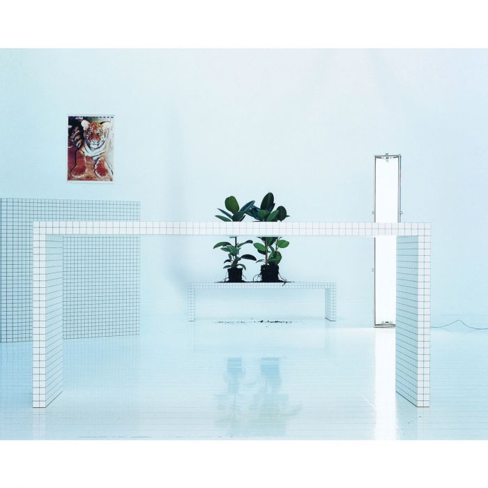 Bureau Quaderna 2830 de Superstudio - L 180 cm - Zanotta-en situation avec sa console, pièce bleutée-The Woods Gallery