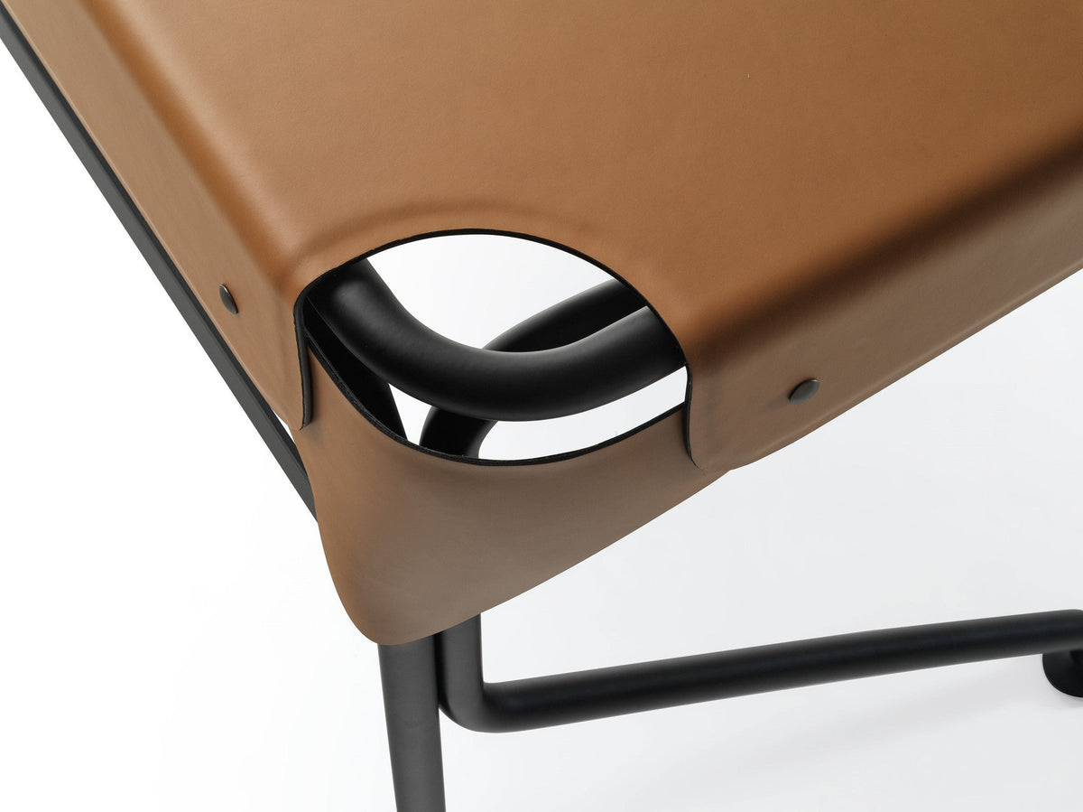 Bureau Tucano L 115 cm par Monica Förster - Zanotta-le plateau de cuir replié-The Woods Gallery
