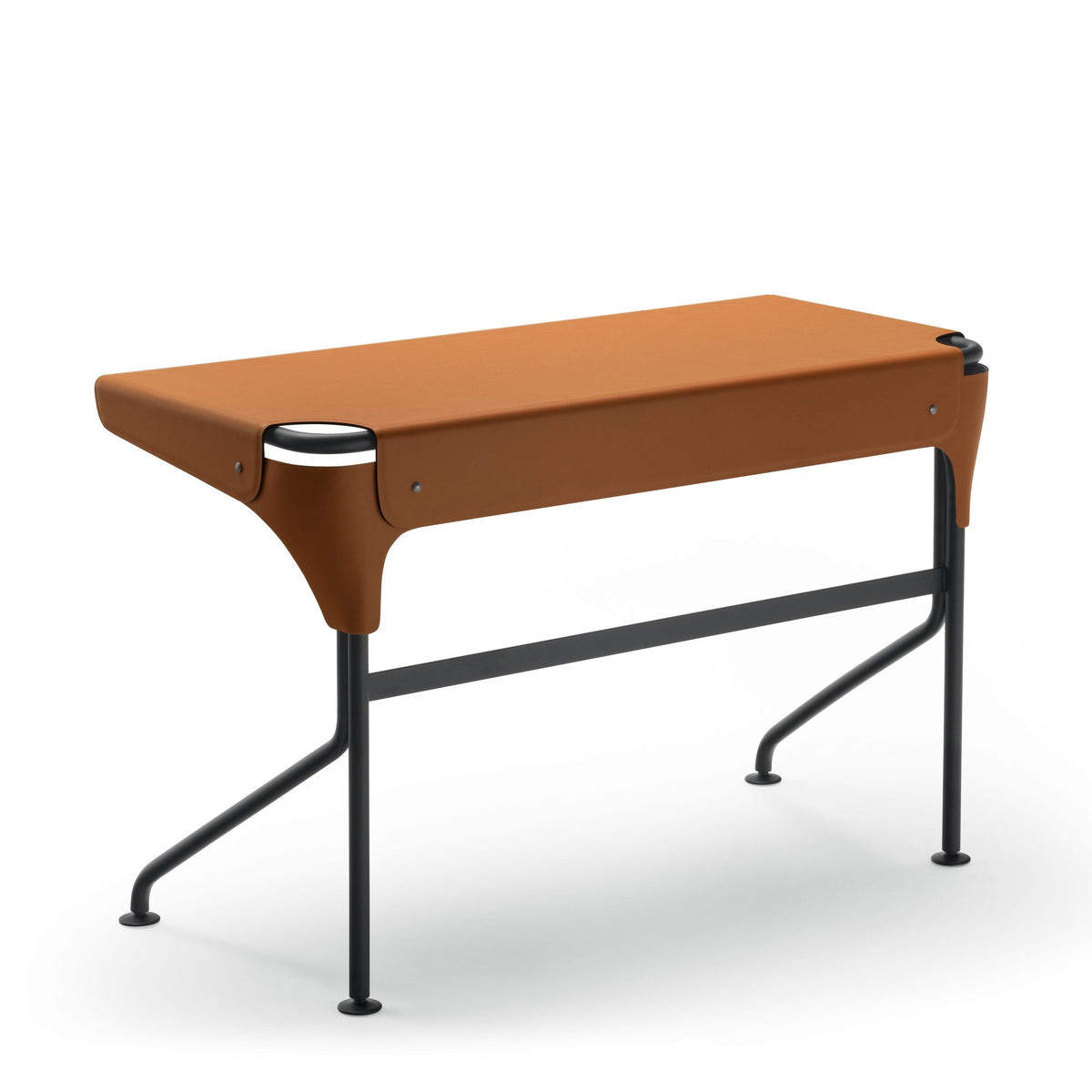Bureau Tucano L 115 cm par Monica Förster - Zanotta-cuir fauve sur piètement noir, de trois quarts-The Woods Gallery