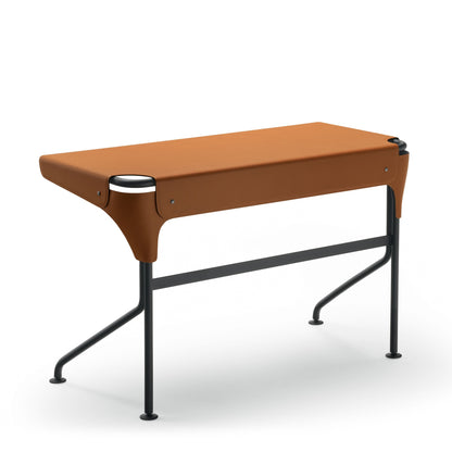 Bureau Tucano L 115 cm par Monica Förster - Zanotta-cuir fauve sur piètement noir, de trois quarts-The Woods Gallery