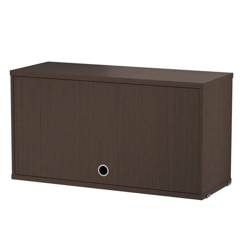 Caisson à porte battante verticale, String Furniture, coloris chêne foncé, packshot sur fond blanc