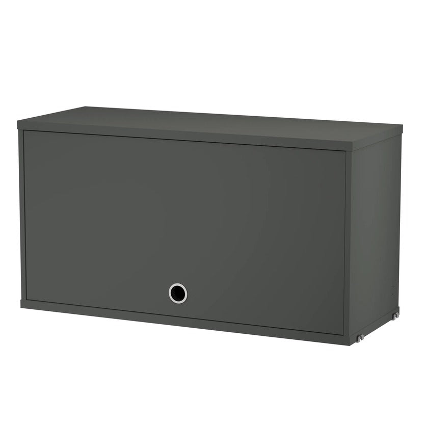 Caisson à porte battante verticale, String Furniture, coloris gris foncé, packshot sur fond blanc