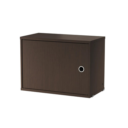 Caisson à porte battante horizontale, String Furniture, coloris chêne foncé, packshot sur fond blanc