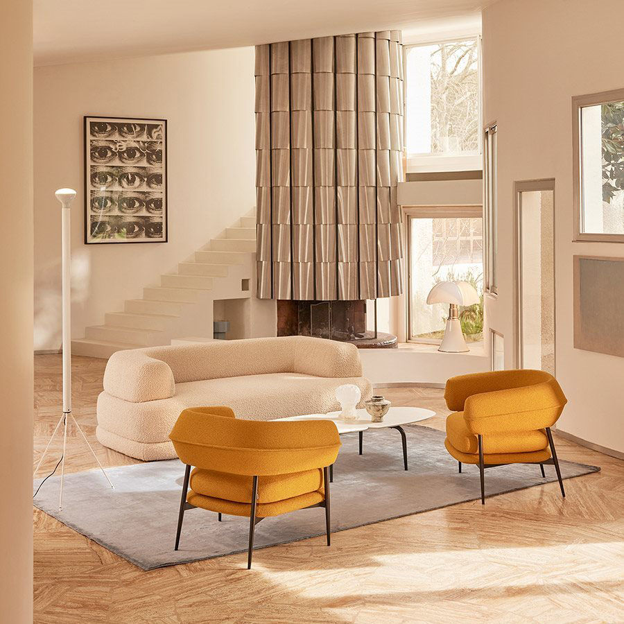 Canapé Bumper 1265 de Calvi Brambilla - Zanotta-en situation dans un salon, avec deux fauteuils orange-The Woods Gallery