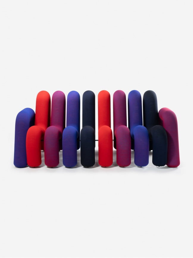 Canapé Extra Bold de Big Game - Moustache-Séquence bleu rouge-3 places - 12 tubes (L: 224 cm P: 99 cm H: 71 cm)-The Woods Gallery