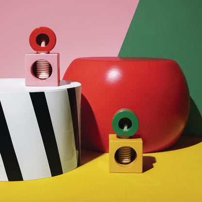 Casse-Noix Twergi par Ettore Sottsass - Alessi-Jaune-The Woods Gallery