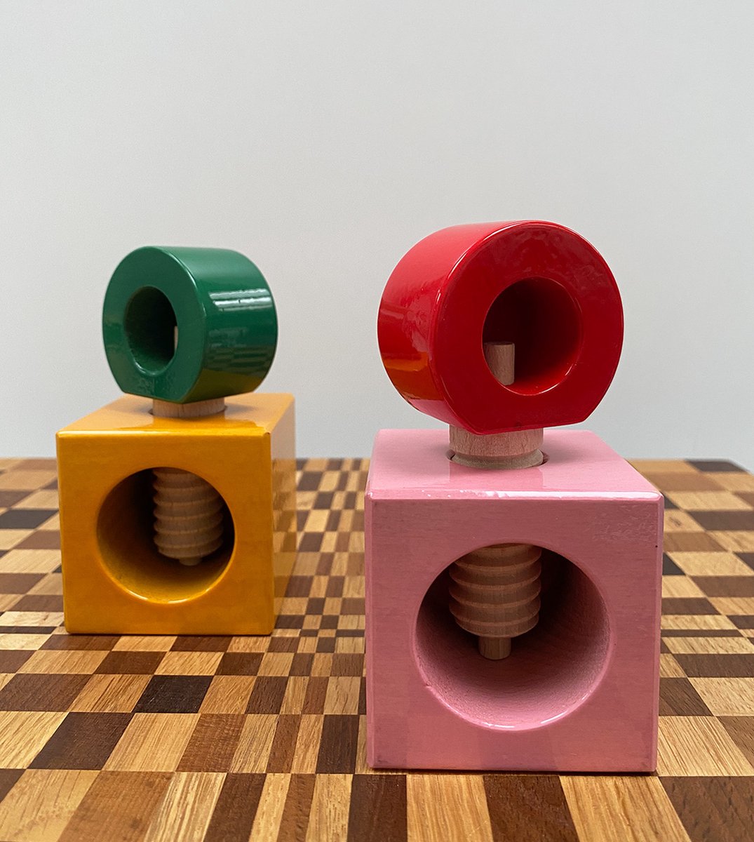 Casse-Noix Twergi par Ettore Sottsass - Alessi-Jaune-The Woods Gallery
