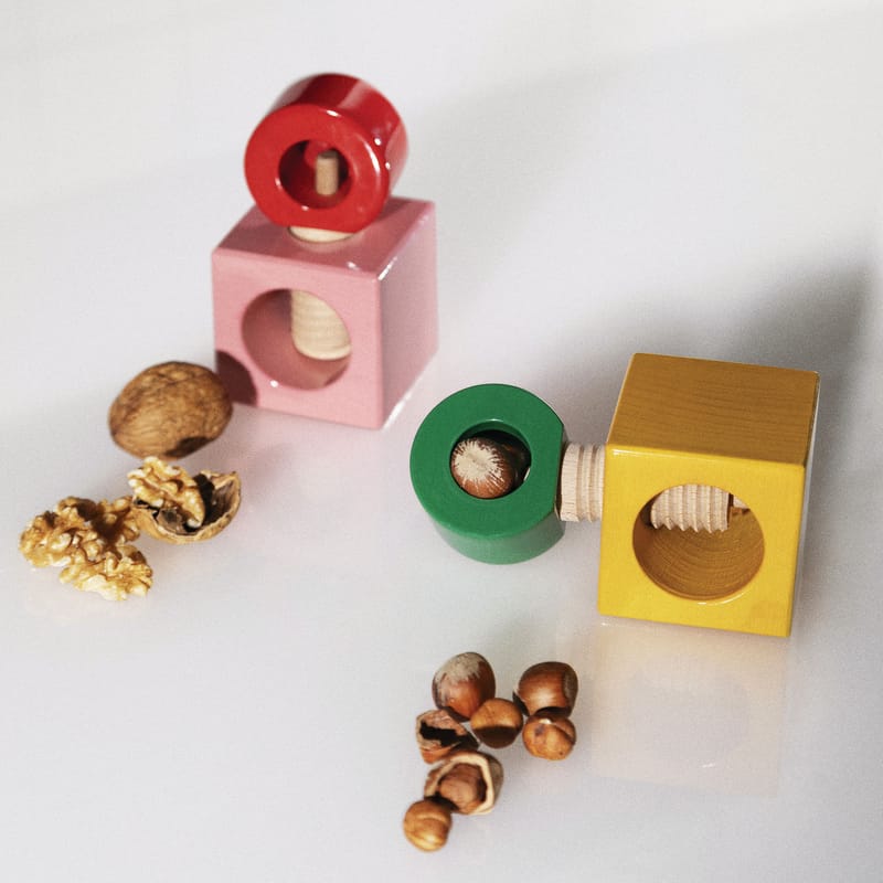 Casse-Noix Twergi par Ettore Sottsass - Alessi-Jaune-The Woods Gallery