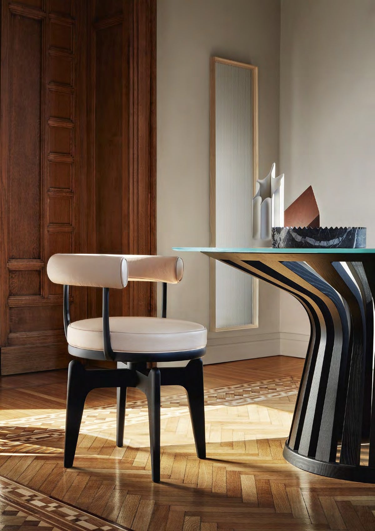 Fauteuil pivotant 528 Indochine de Charlotte Perriand - Cassina-ambiance catalogue Cassina 2026-The Woods Gallery