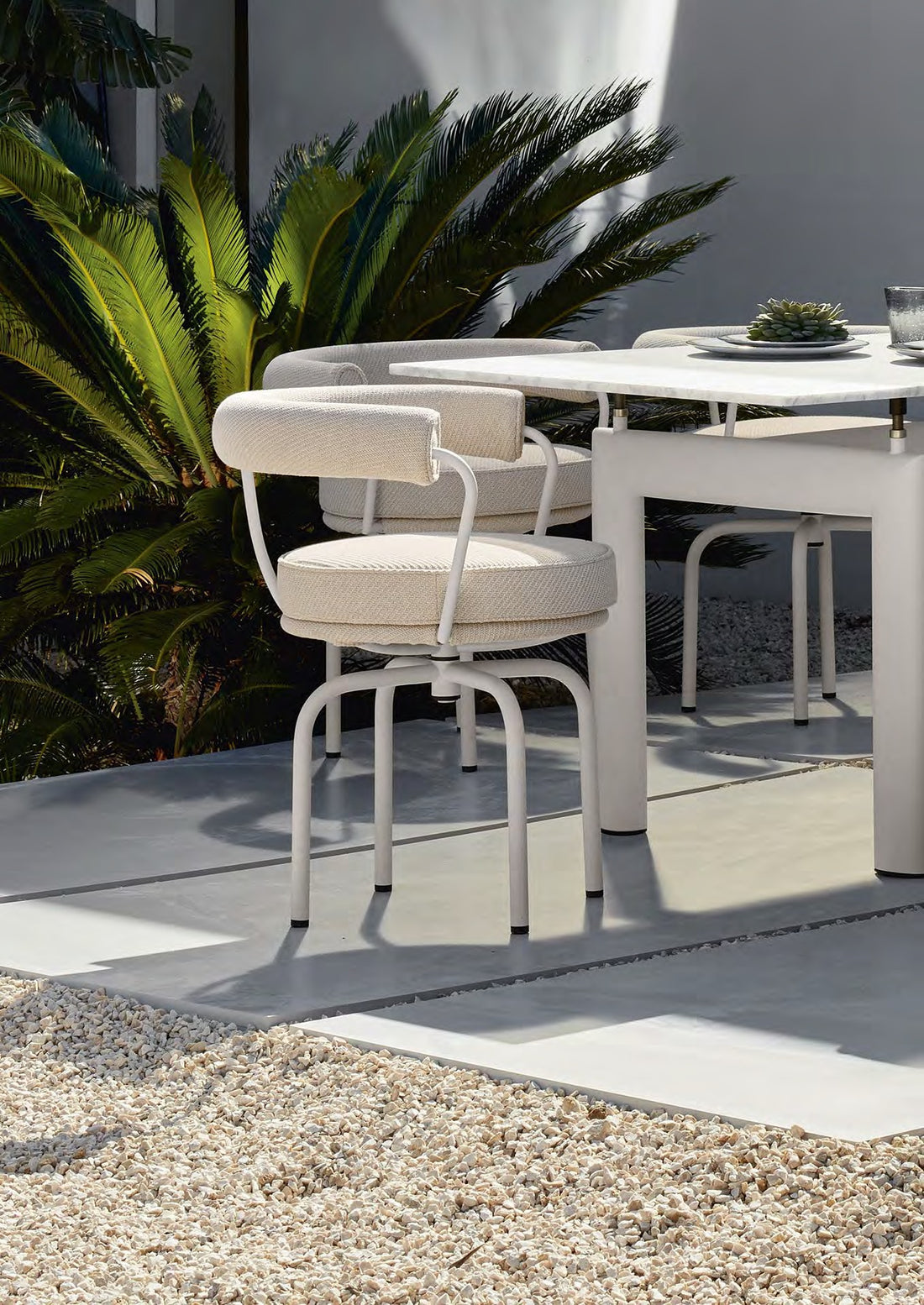 Fauteuil tournant 7 (LC7), Outdoor - Cassina-ambiance catalogue Cassina 2026-The Woods Gallery