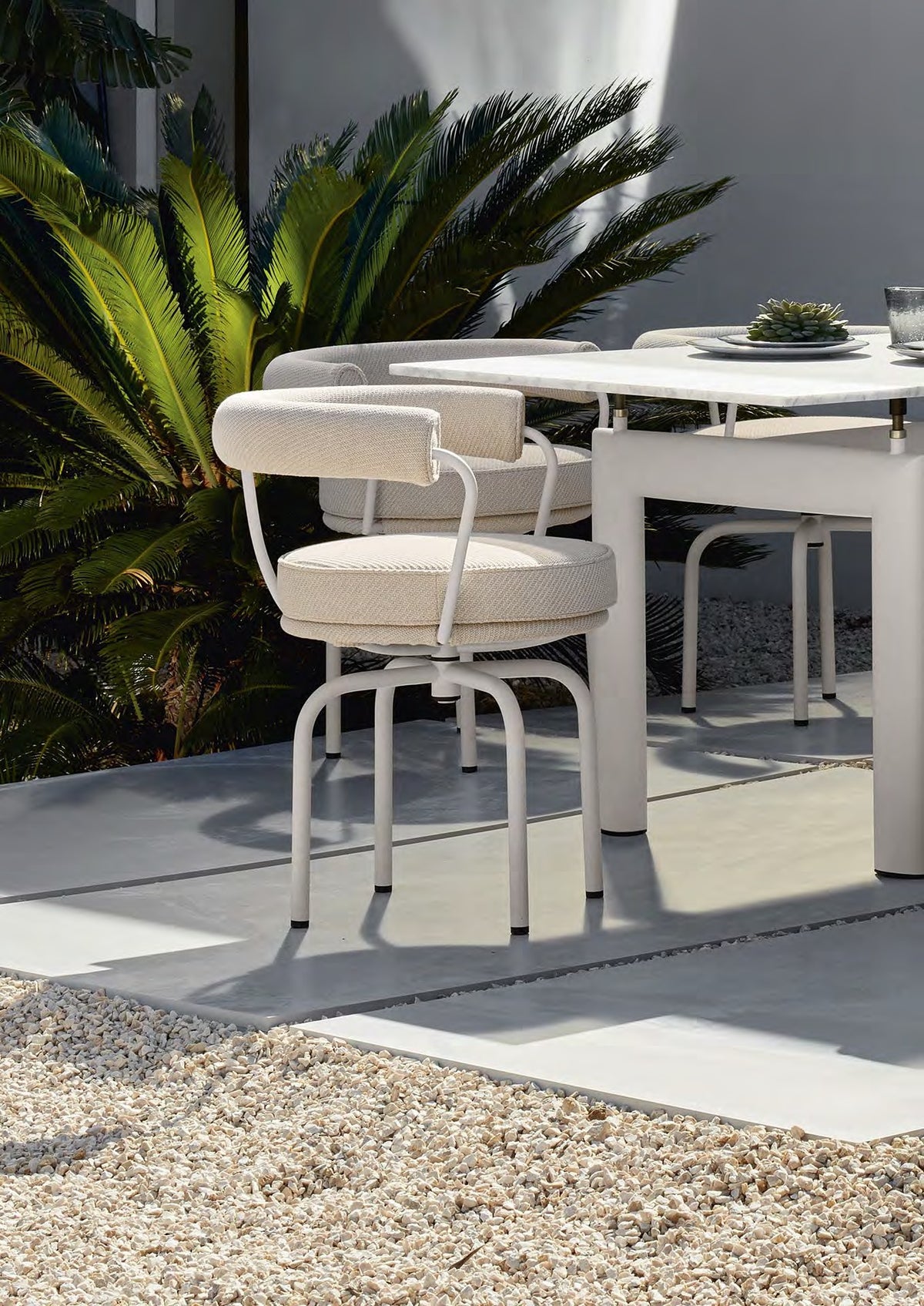 Fauteuil tournant 7 (LC7), Outdoor - Cassina-ambiance catalogue Cassina 2026-The Woods Gallery