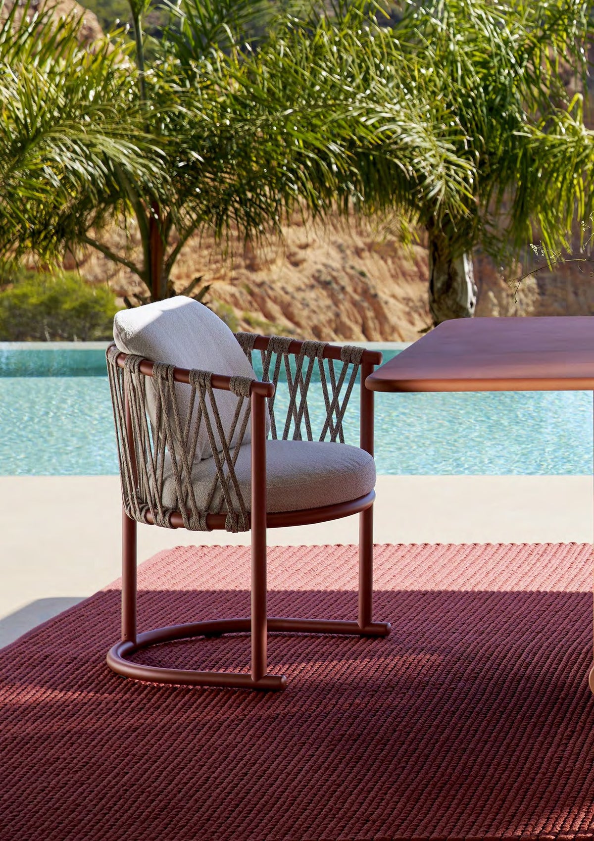 Chaise extérieure Trampoline de Patricia Urquiola - Cassina-ambiance catalogue Cassina 2026-The Woods Gallery