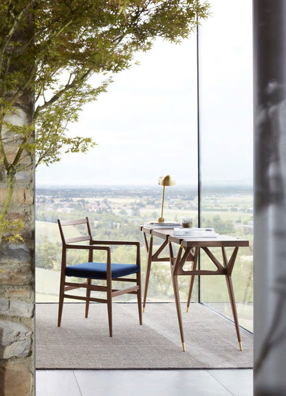 Chaise 646 Leggera de Gio Ponti - Cassina-ambiance catalogue Cassina 2026-The Woods Gallery