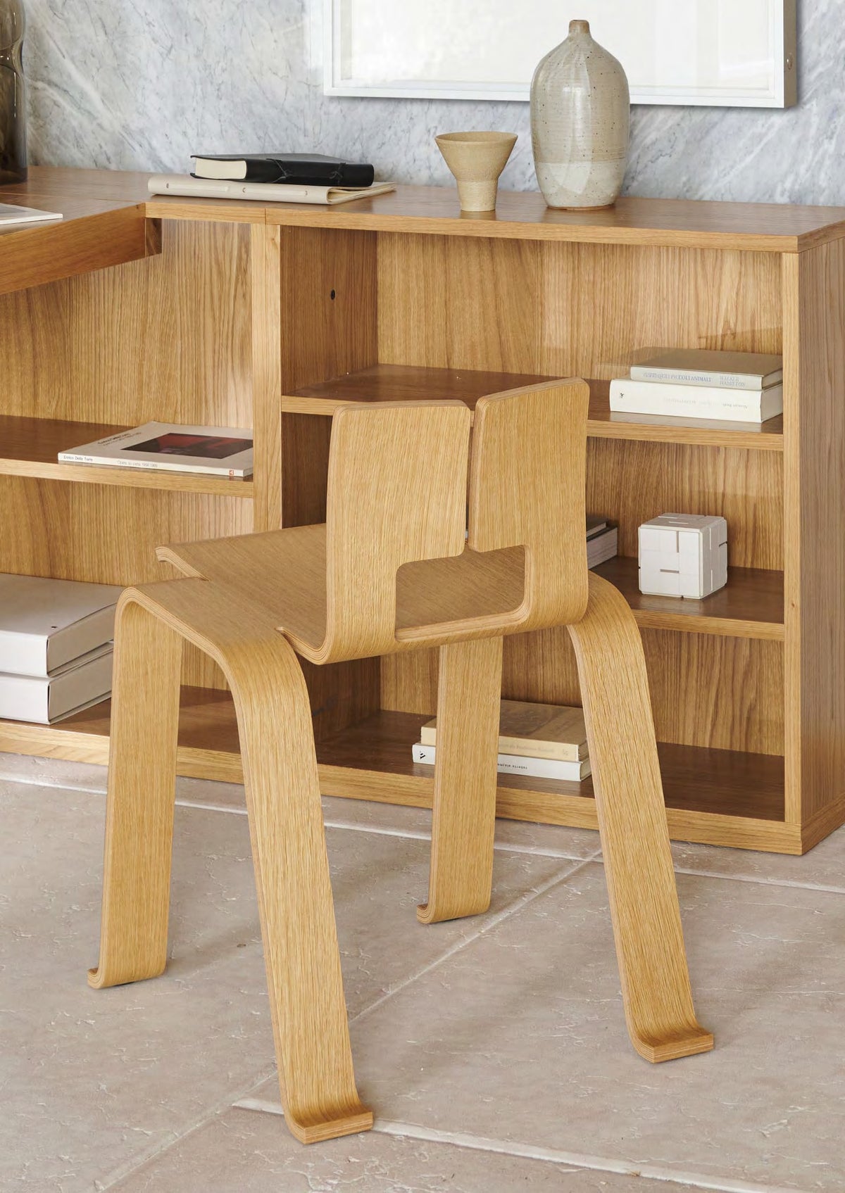 Chaise 517 Ombra Tokyo de Charlotte Perriand - Cassina-ambiance catalogue Cassina 2026 (vue 2)-The Woods Gallery