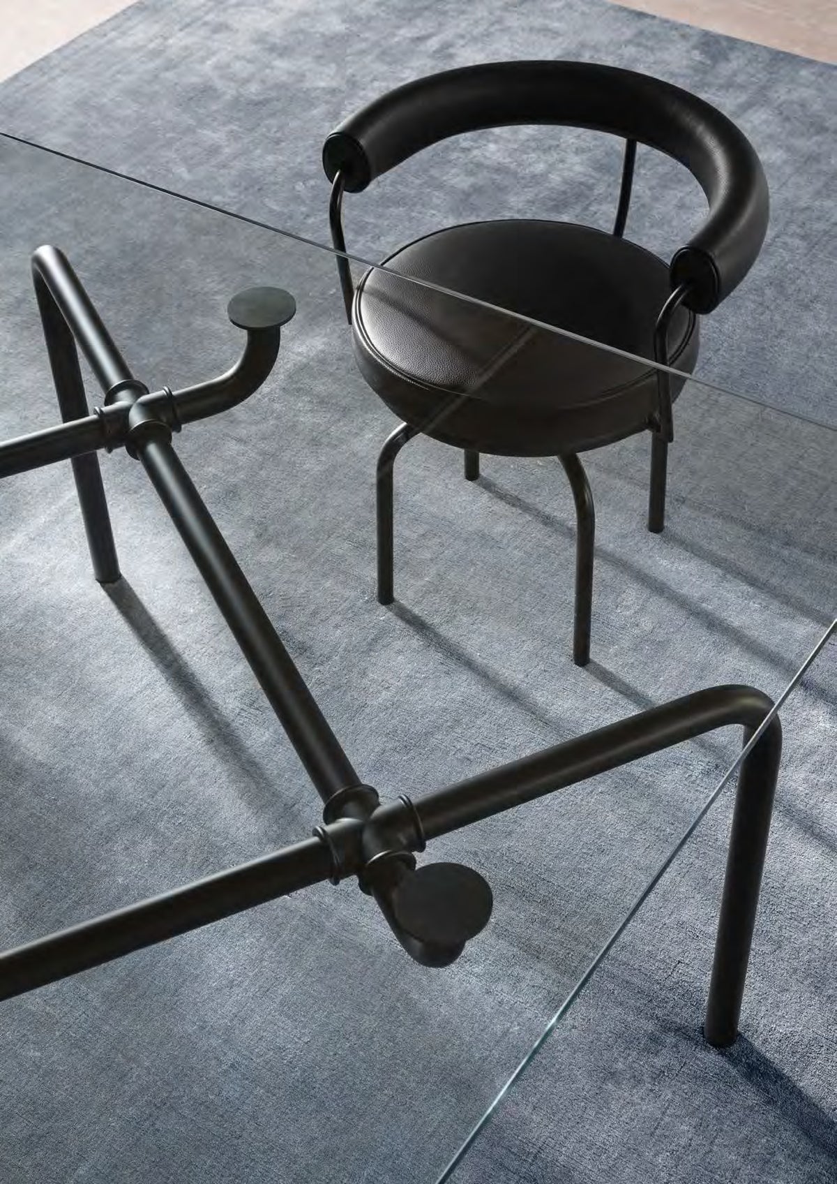 Fauteuil tournant 7 (LC7) de Le Corbusier - Cassina-ambiance catalogue Cassina 2026 (vue 3)-The Woods Gallery