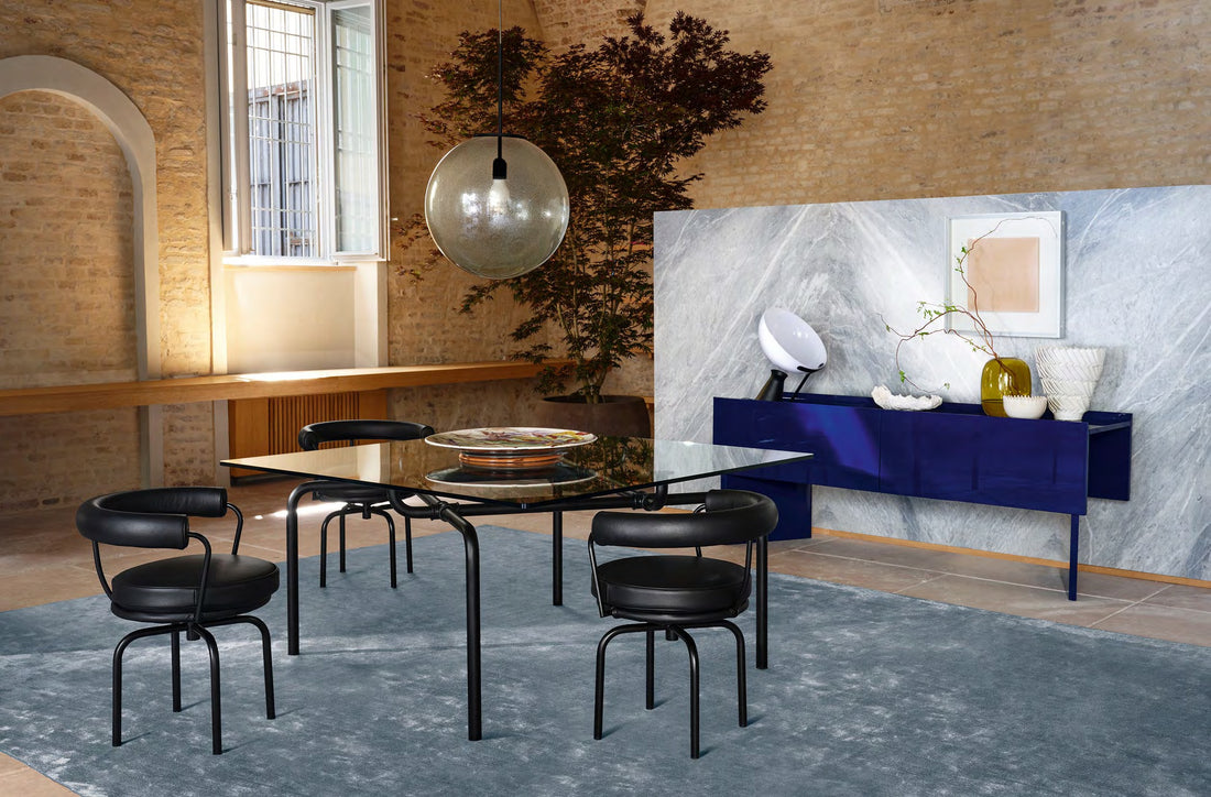 Fauteuil tournant 7 (LC7) de Le Corbusier - Cassina-ambiance catalogue Cassina 2026-The Woods Gallery